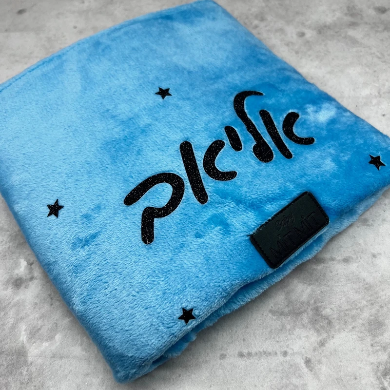 שמיכת פליז לעגלה/עריסה-תכלת. ניתן להוסיף שם